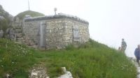 24 Die von den Alpinis resaurierte Stellung am Monte Pallone - Hütte